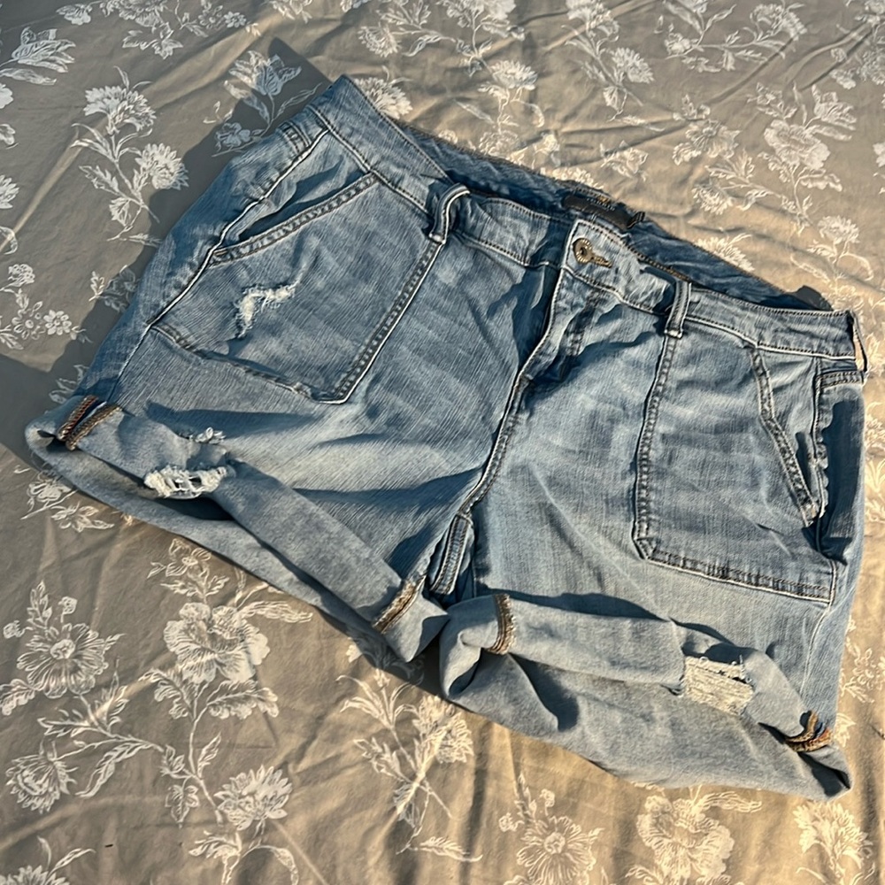 EUC distressed denim shorts square pockets on front. Torrid. Size 18.